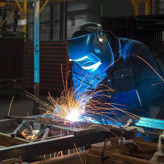 Detalhe de estrutura metálica com solda premium